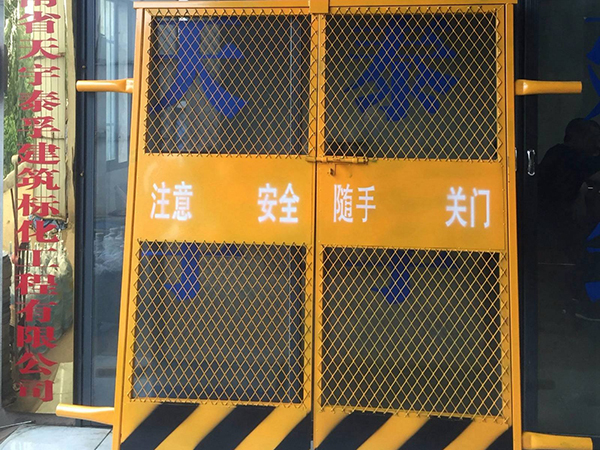 电梯防护门图片2