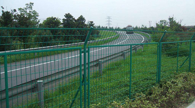 黑龙江高速公路隔离栅安装完成图片1