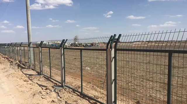 新疆铁路防护栅栏安装完成图片2