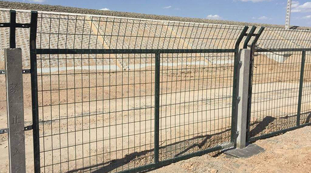 新疆铁路防护栅栏安装完成