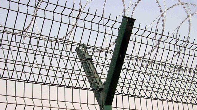 西藏机场围栏网安装完成图片2